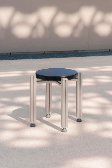 Autre vue d'un mobilier en aluminium et noyer