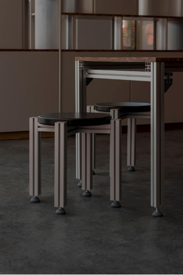 Détail du mobilier en aluminium et noyer