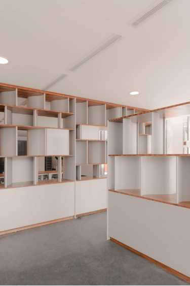 Détail du mobilier PARABLE en aluminium courbé