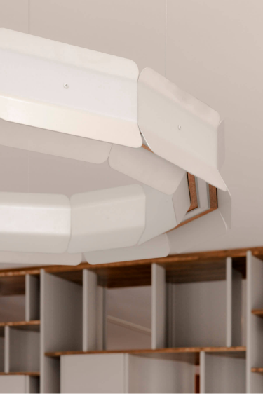 Vue du mobilier PARABLE mêlant aluminium et noyer